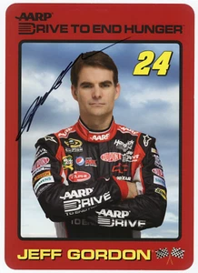 Jeff Gordon signierte 2012 AARP Heldenkarte - NASCAR Rennfahrer Auto Foto - Bild 1 von 2