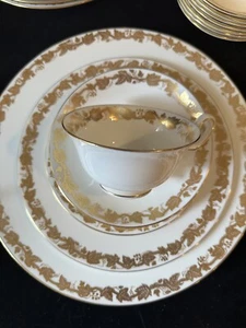 Wedgwood Whitehall White Gold 6 piece service for 8 incomplete bone china - Picture 1 of 8