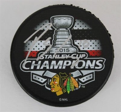 Patrick Sharp Signed Blackhawks 2015 Stanley Cup Champs Logo Hockey Puck Beckett - Image 1 of 4