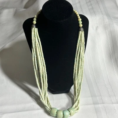 Collar de cuentas Heishi de varios hilos verde pálido boho chic piedra o concha Foto 1 de 4