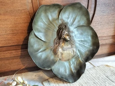 Plato de pared de bronce firmado con poteta Loys Art Nouveau antiguo de Francia alrededor de 1900 23x23 cm Foto 1 de 4
