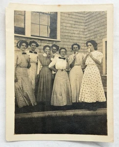 Conos de helado antiguos c1910 para mujeres jóvenes comiendo verano Cape Cod, MA - Imagen 1 de 2