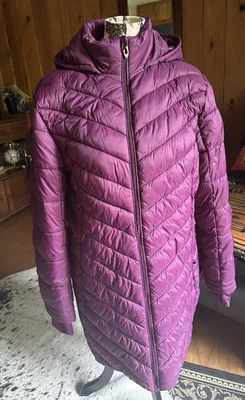 Abrigo acolchado largo sin límites Spyder para mujer ciruela talla grande Foto 1 de 4