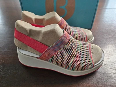 Sandalia informal cómoda de tela multicolor Bzees para mujer 8M con cuña y punta abierta Foto 1 de 4