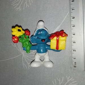 Figurine PVC SCHLEICH - smurf SCHTROUMPF cadeau et fleurs 20040 - PEYO - B - Picture 1 of 3