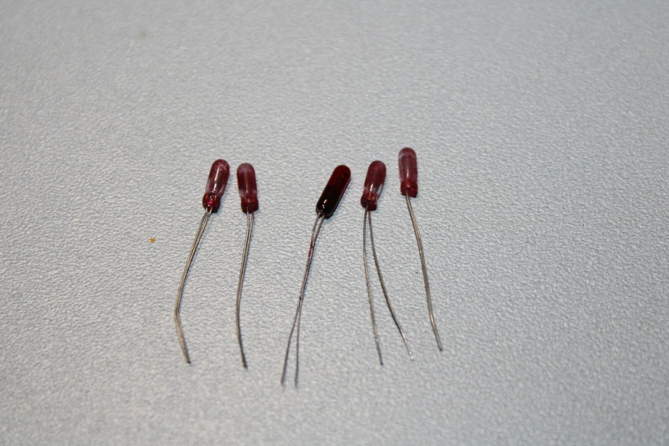 Märklin 264390 5 Piece Lightbulb Red Gauge H0 - Image 1 of 1