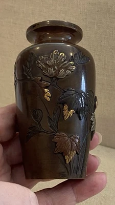 Vaso pequeno de bronze antigo japonês misto de metal incrustado pássaros e flores Meiji - Imagem 1 de 4