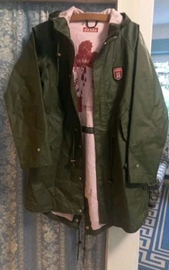 Original Derbe Damen Regenmantel XS 36/38 Oliv Grün Hamburg Kapuze Rosa Futter - Bild 1 von 18