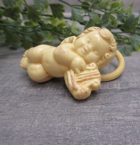 Pequeño querubín de plástico bebé sonajero niño alas de ángel arpa buen estado 2,5 pulgadas - Imagen 1 de 8