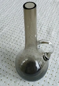 Kleine schlanke Vase Rauchglas grau mit Henkel - Mid-Century - Höhe ca. 17 cm - Bild 1 von 3