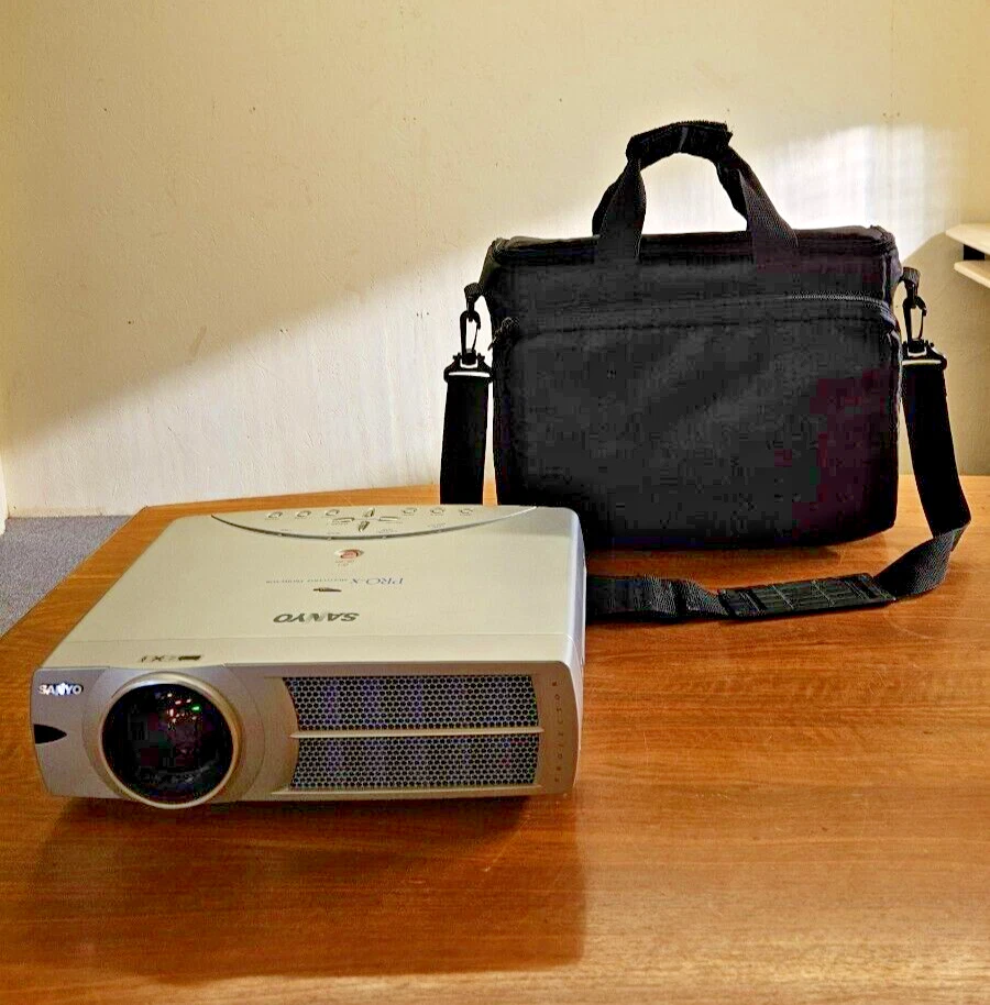 Sanyo PLC-SL15 Multimedia Projector 1500lm, DVI VGA S-Video Component YPbPr, VGC - Image 1 of 4