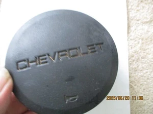 NOS 1988-1994 CHEVROLET PICKUP TRUCKS AND SUBURBANS RUBBER HORN CAP-17984551 - Picture 1 of 9