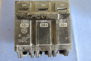 Disyuntor General Electric GE THQB32030 3 polos 30 amperios, tipo THQB EE. UU. - Imagen 1 de 11