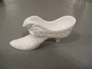 Vintage Glass Slipper Milk White Daisy And Button Cat Figure - Picture 1 of 12