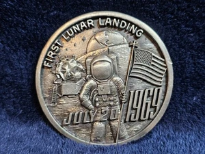 Medallón de metal vintage Apolo 11 primer aterrizaje lunar 20 de julio de 1969 2,5" x 0,25" - Imagen 1 de 2