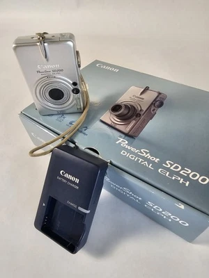 Canon PowerShot SD200 ELPH PC1102 Digital SLR Camera 3.2MP 3X Optical Zoom - Image 1 of 4