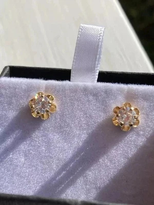 Серьги-гвоздики из желтого золота 14 карат с круглым созданным в лаборатории бриллиантом лютиком 0,80 карата - Изображение 1 из 3