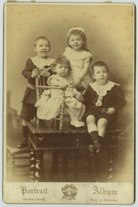 Cabinet Enfants de Pierre de Damas et Mathilde de Maillé de la Tour-Landry. - Picture 1 of 2