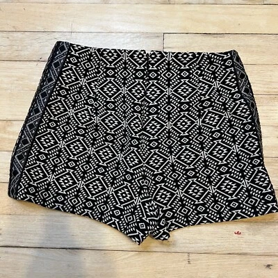 Ecote Black And White Patterned Shorts Size 2 Womens - Image 1 of 3