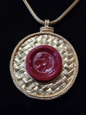 Двусторонний кулон Chico's золотистого цвета с искусственной шваброй и смолой «лошадь» - Изображение 1 из 4