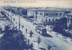 CARTOLINA *8 MIRAMARE DI RIMINI VIALE LITORANEO PENSIONE ROSE VIAGGIATA 1955 - Imagen 1 de 2