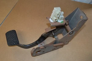 Chevy Equinox 2005-06 OEM conjunto de pedal de freno con interruptor de freno - Imagen 1 de 3