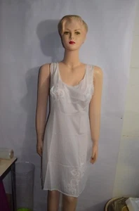 **ANCIENNE CHEMISE DE NUIT NUISETTE DENTELLE DE CALAIS CAUDRY BRODE JAMAIS PORTE - Imagen 1 de 5