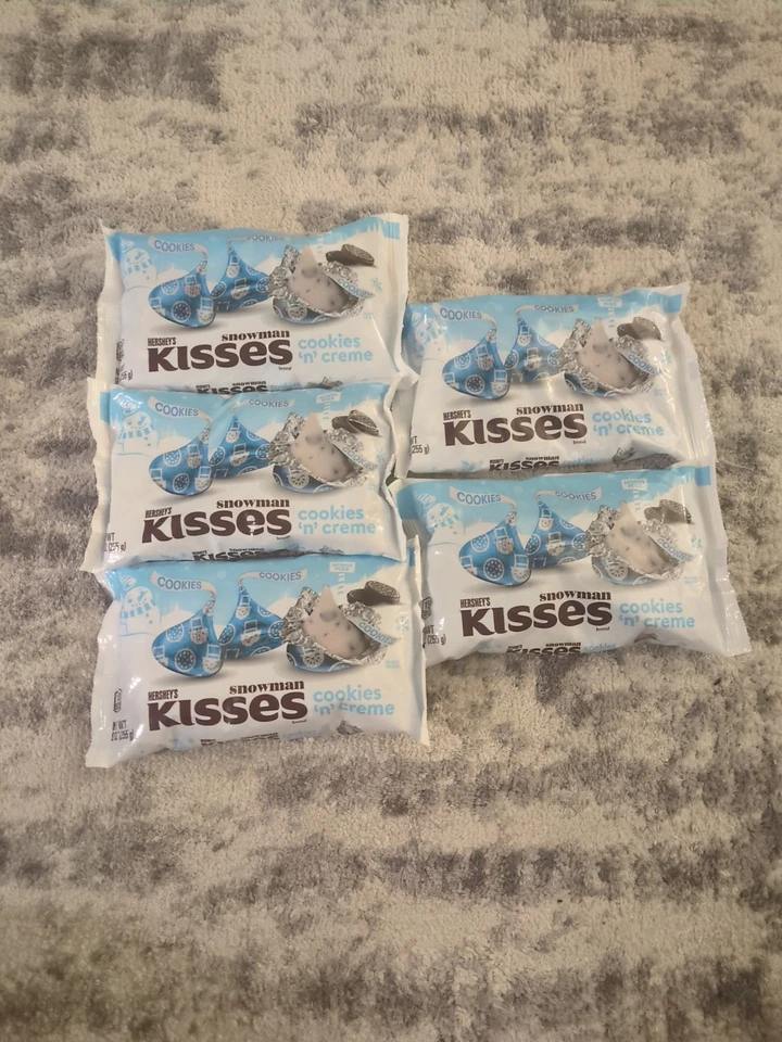 Hershey's Kisses 9 oz. SNOWMAN Cookies n Creme White Chocolate BB 5/2025
