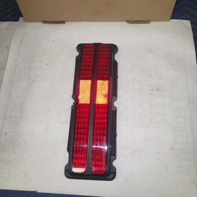 Lente de luz trasera Oldsmobile Ninety Eight 98 GM Guide LH 1968 5959951 OEM nuevo de lote original Foto 1 de 4