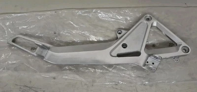 Soporte de montaje de suspensión de reposapiés derecho Honda CB600F Hornet 600 2004 2005 2006 KEA Foto 1 de 4