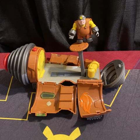 The Incredibles 2 Tunneler Vehicle Play Set with Junior Super Underminer Figure Cover