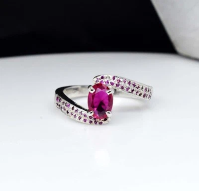 Anello con borchie in argento sterling 925 con rubino rosso naturale e... - Immagine 1 di 4