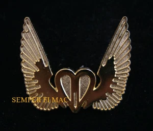 DOUGLAS DAVIS AIRCRAFT COMPANY LOGO WING PIN UP HEART SANTA MONICA CA TIE TAC ** - Picture 1 of 24