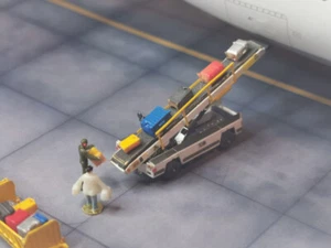 1:200 Airport TUG 660 Luggage Transport Vehicle TUG Luggage Transport System - Picture 1 of 6