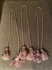 Juego de 3 borlas de cortinas rosadas, bien usadas - Imagen 1 de 3