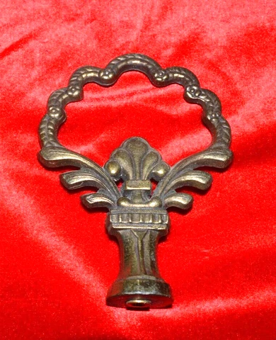Vt Large Brass Finial 5 3/4" x 4"  W/3/8" Thread and 1/4" Insert Table or Floor Cover