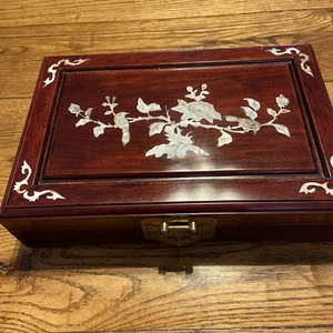 Portagioie cinese vintage in legno coperchio intarsiato con madreperla, ferramenta ottone - Foto 1 di 20