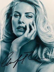 Charlize Theron foto originale autografata firmata a mano 8 x 10 in bianco e nero BELLA! - Foto 1 di 3