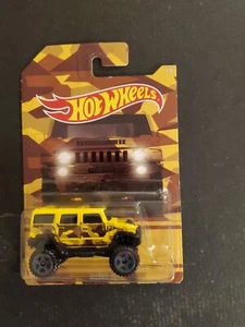 Hot Wheels Camouflage Series 2017 #1/8, Hummer H2, amarillo, exclusivo de Walmart - Imagen 1 de 6