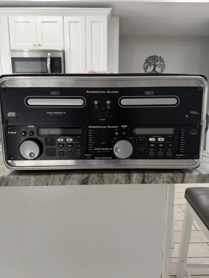 American Audio DCD-PRO210 con cables y estuche rígido SKB Foto 1 de 4