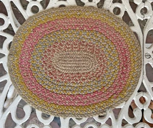 Antiker handgefertigter ovaler geflochtener Puppenhausteppich Pastellfarben um 1920 9 1/2" x 11" - Bild 1 von 7