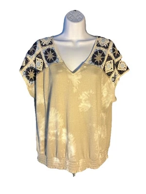 Blusa feminina bege com top de crochê azul e bege boho gola VN frente e verso GG - Imagem 1 de 4