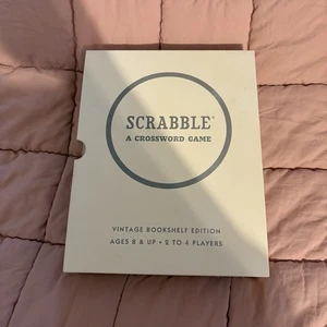 Scrabble Vintage Bookshelf Edition Deluxe Gioco da Tavolo Libro in Lino da Collezione - Foto 1 di 5