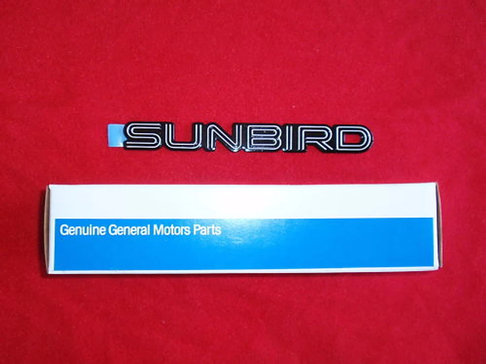 NEW OEM Silver Pontiac "SUNBIRD" Nameplate Emblem Badge 22580257 - Imagem 1 de 1