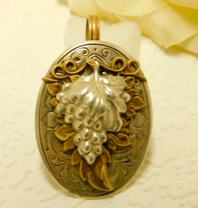 VINTAGE MONEY CLIP, GRAPE CLUSTER TWO TONE COLLECTIBLE HANDMADE FROM SPOON - Picture 1 of 6