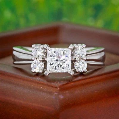 Anillo de diamantes Leo de 1 quilate y oro blanco redondo de platino y corte princesa de 3/4 quilates Foto 1 de 4