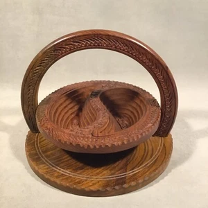 PV08566 Vintage Holzsignatur handgeschnitzt faltbar Korb 10" YING YANG - Bild 1 von 8