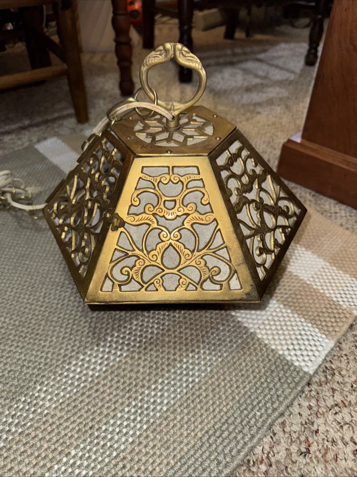 Lámpara de araña colgante asiática hecha a mano de latón perforada de los años 50 sin daños necesita limpieza Foto 1 de 4