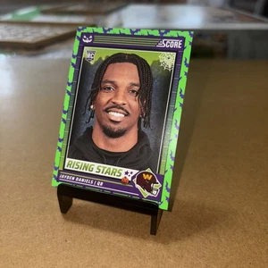2024 Panini Score-A-Treat - Rising Stars Jayden Daniels #26 Green Bats (RC) - Bild 1 von 3