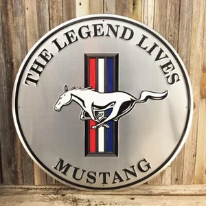 Ford Mustang Legend Lives Repujado Grande 24" Metal Lata Letrero Garaje Hombre Cueva Nuevo - Imagen 1 de 2